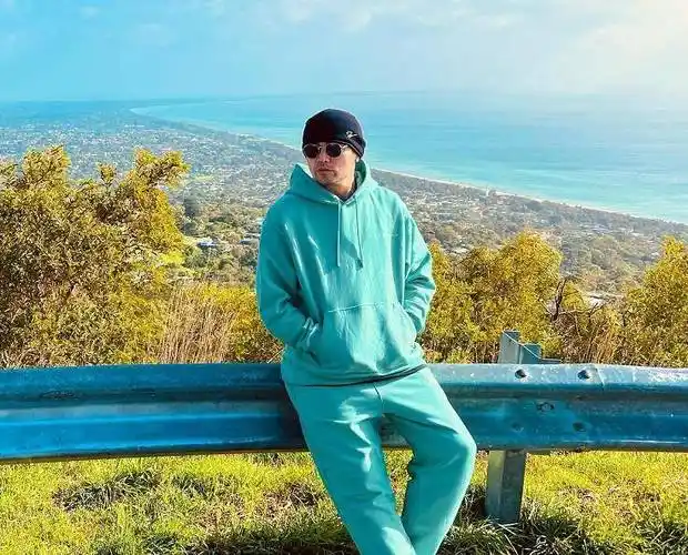 周杰伦在私人飞机上喝果茶,胡子拉碴,不顾形象,表示不怕长胖_照片