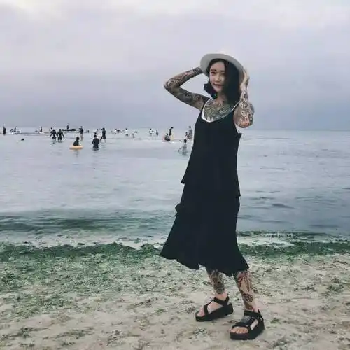 这些性感的女纹身师 明明可以靠脸吃饭 却偏要靠实力