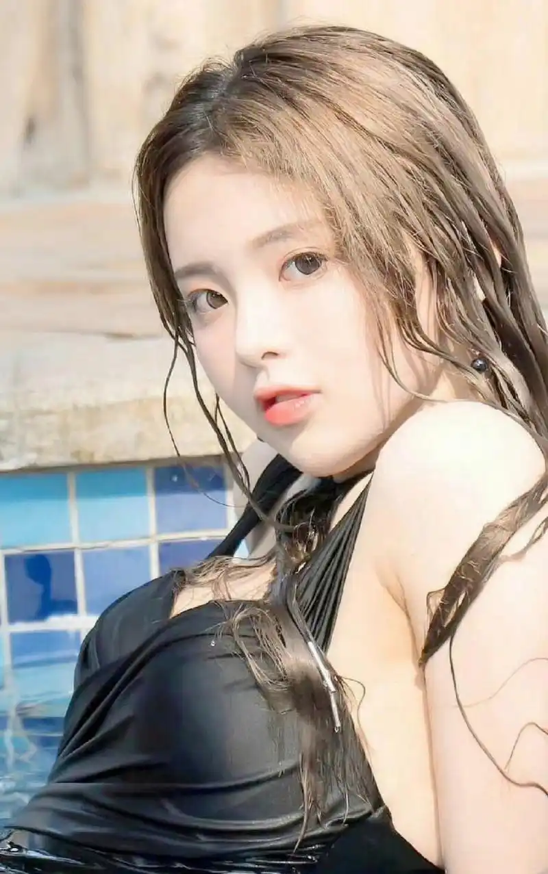 杨超越出道前泳装写真,原来姐姐还有这么性感的一面.