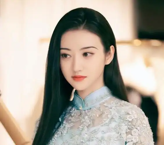 并非景甜,反而是两位男主角任嘉伦和张彬彬,他们凭借实力圈粉无数