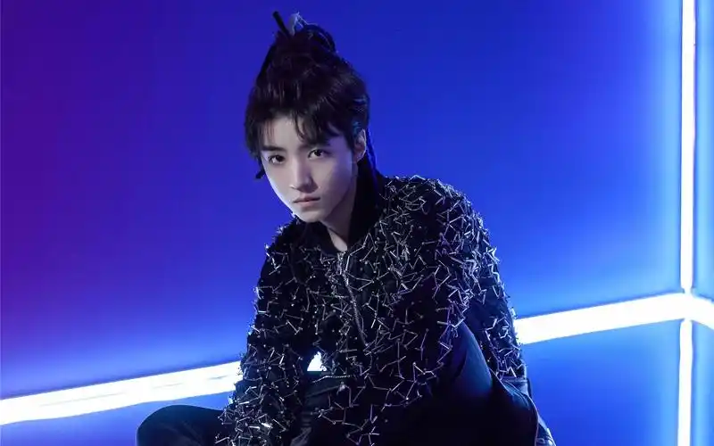 王俊凯酷帅时尚写真图片桌面壁纸_大陆明星_壁纸下载_美桌网