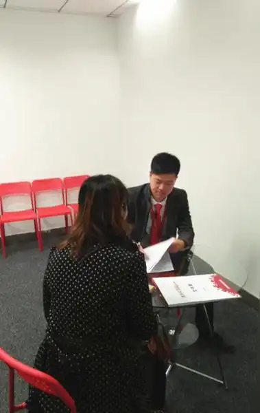 宋志宝正在带客户签单