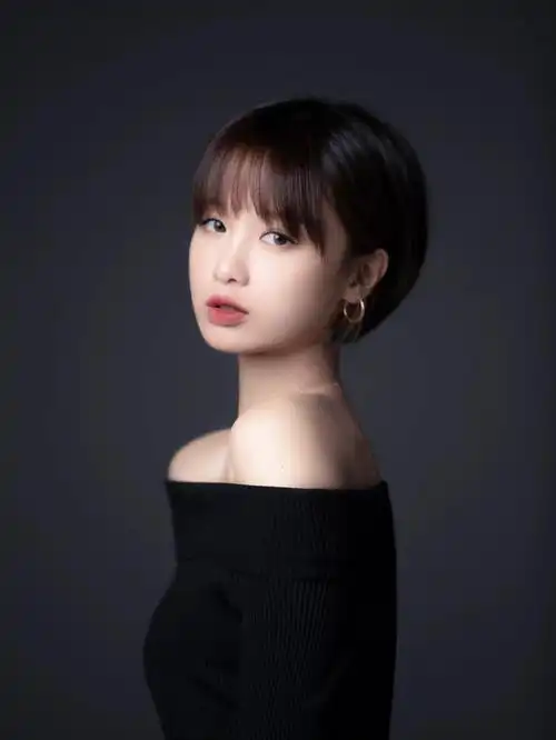 和脸型短发最容易打造头顶自然蓬松纹理凸显五官精致和立体短发烫发