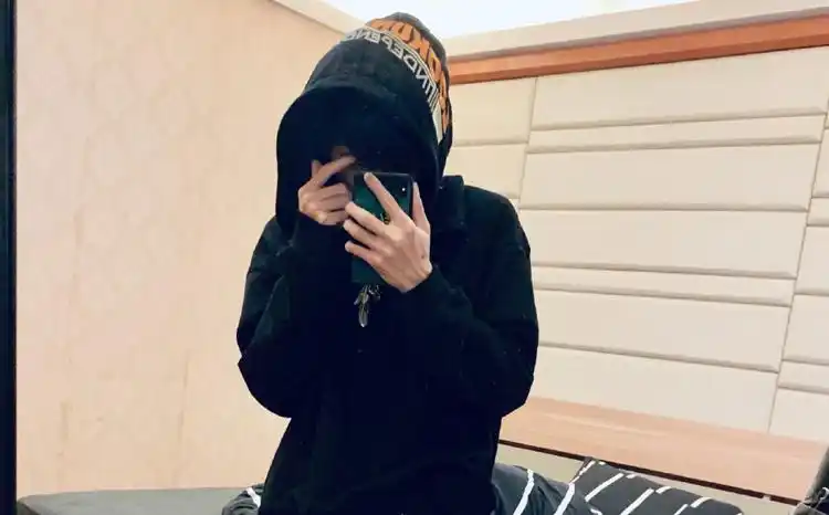 抖音黑脸v直播间在哪里-黑脸v个人资料简介-鹿先生