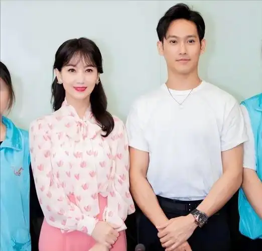 回顾赵雅芝的3个儿子长子47岁次子44岁小儿子37岁个个让她骄傲