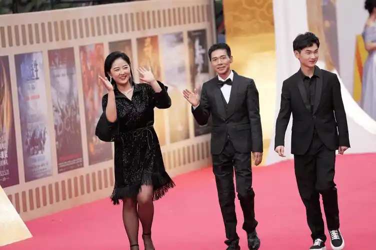 其中,由西北大学艺术学院青年教师张磊(张忠华)编剧兼导演的电影《树