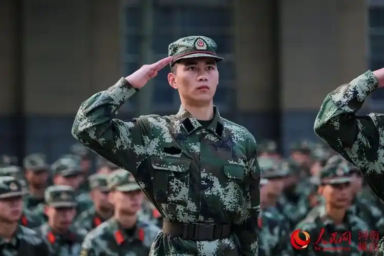 敬礼    蓝惟东 摄