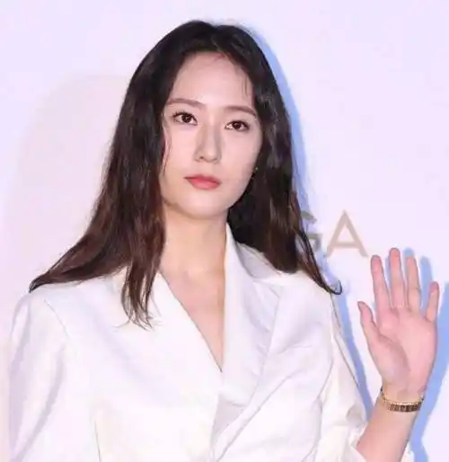 看来郑秀晶最近真的是没有在好好做体重管理,虽然很多人都在说她变胖