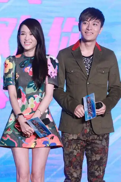 《偏偏喜欢你》办发布会 陈乔恩踩高跟鞋背起贾乃亮