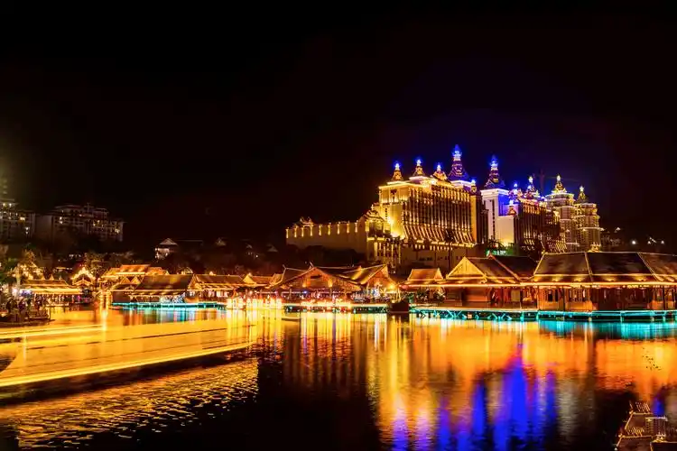 西双版纳告庄夜景