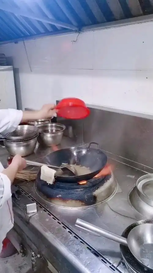 饭店监控下厨师工作#厨房厨师是这样工作的