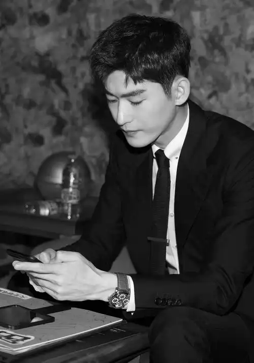 张翰穿军装出席新剧开机仪式,换发型还留胡子的他瞬间老了十岁!