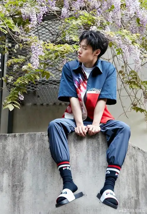 28岁董又霖夜店开心游玩5名美女环绕左右最后一起回家引热议