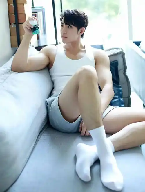 魅力四射:刘杨皓的完美身材和活力气质