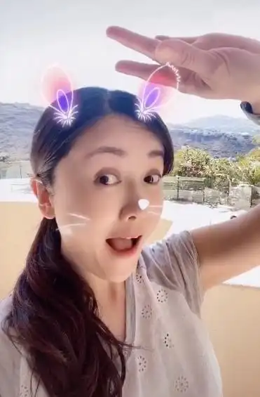 39岁"小桃红"罕见露面,和邓婕同框打扮富贵,戴宝石戒指住豪宅