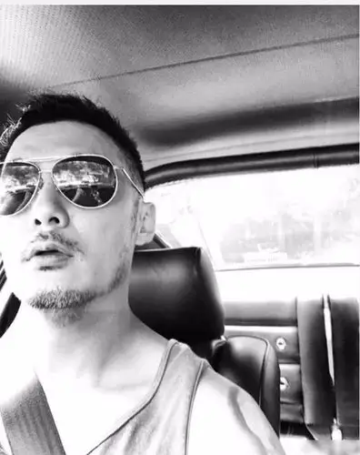 满脸胡渣十分抢镜,被网友夸赞已变成熟魅力型男.不过也有网友