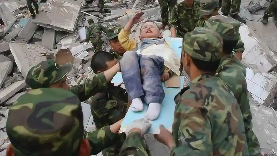 汶川大地震后,从废墟刨出的3岁"敬礼男孩",现在过得怎么样?_腾讯视频