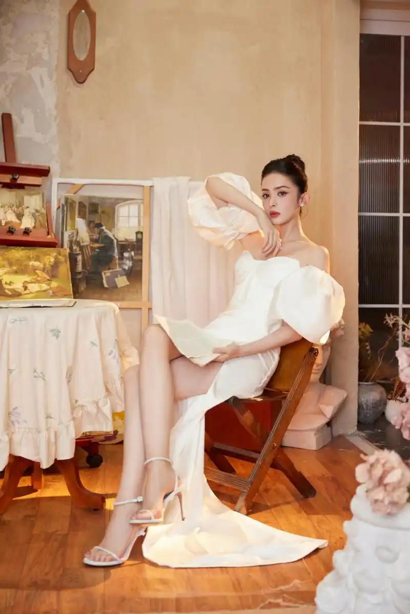 这件白色的抹胸裙非常适合古力娜扎.