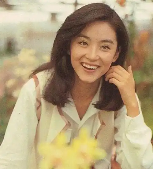 69岁林青霞现身画展面容年轻气质优雅状态佳颜值不输自画像