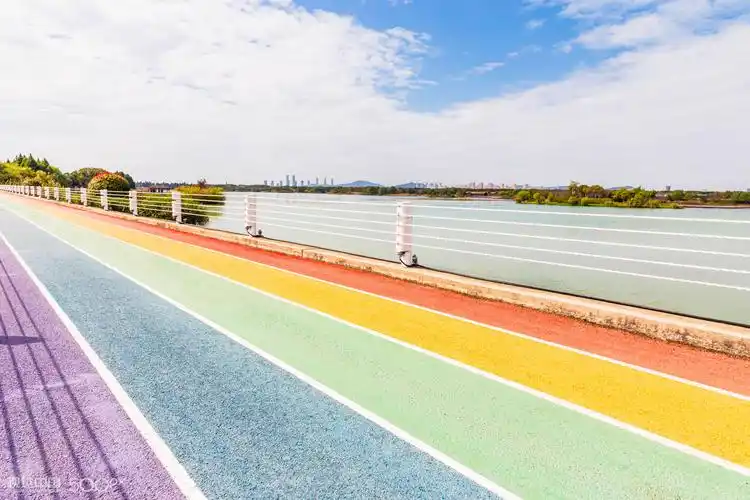 无锡市太湖湾贡湖公园太湖堤上彩虹跑道