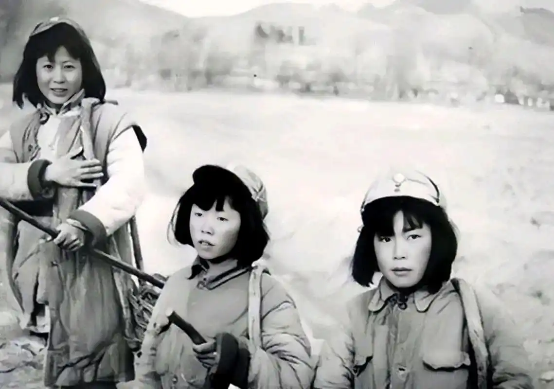 抗日战争时期,三名八路军女战士的留影.