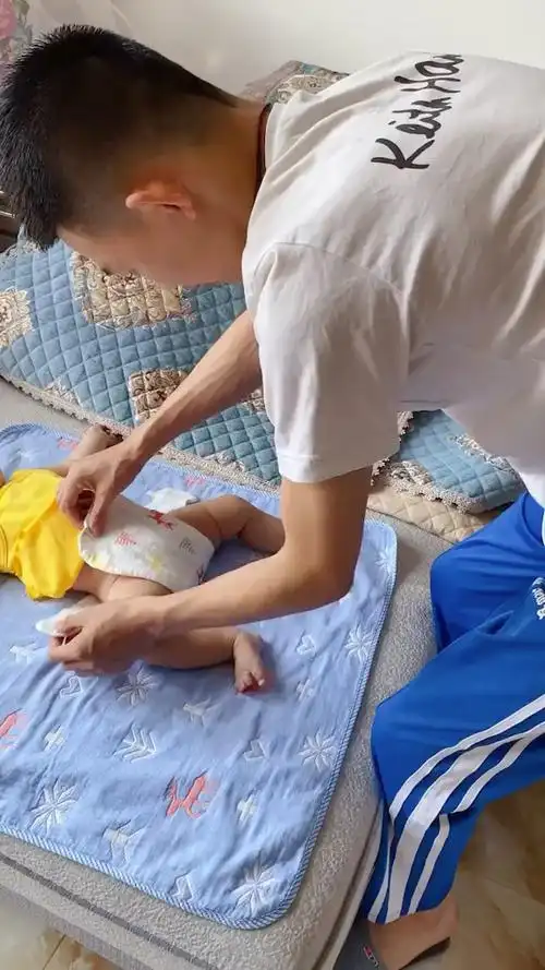 去打疫苗说大热天的不要一直给孩子穿纸尿裤,尤其是女孩,回来果断买了