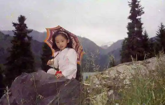 36岁韩雪童年照曝光,从小家境优渥穿成小公主,女神养成记!