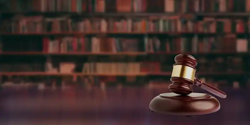 棕色简约书架书本锤子法律律师法官严肃展板背景法律背景