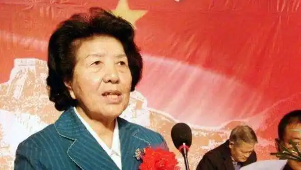 她17岁上大学,22岁入党,是新中国首位女省委书记,_万绍芬_江西_发展