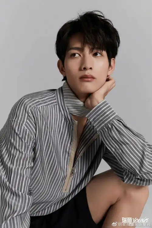 绅士摩登与高级感并存甘望星演绎时尚新态度