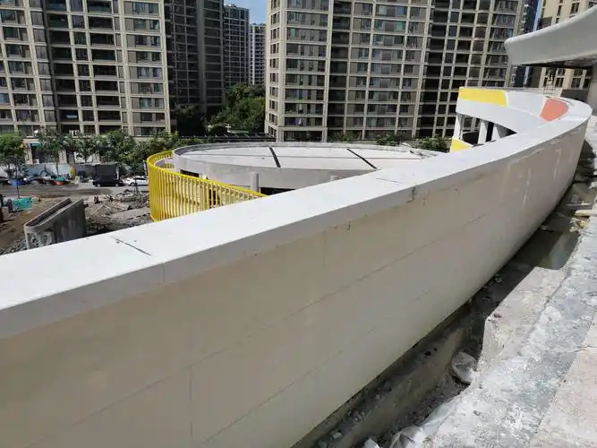 五层走廊边墙压顶完成