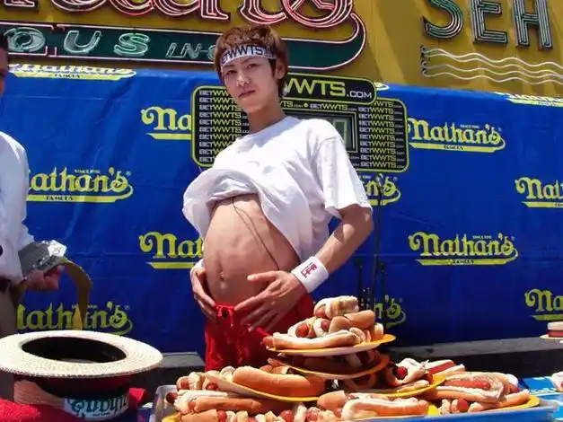 日本大胃王小林尊宣布退休,自曝暴食损坏了大脑,令食欲消失了|热狗