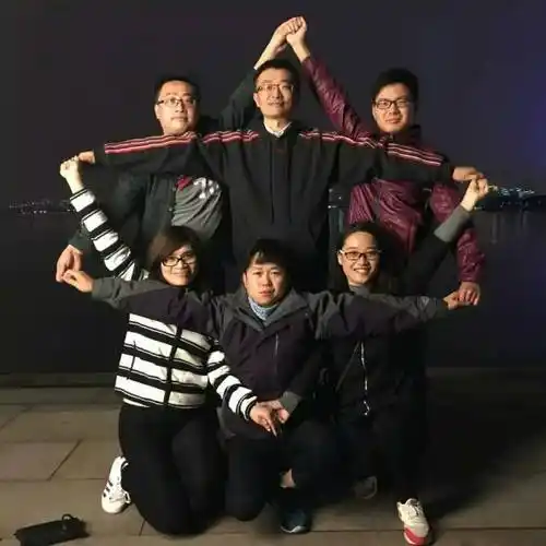 七,体现团队凝聚力的造型  在拍摄团队照片时,如果想要体现团队凶作