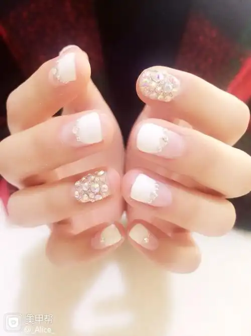 白色方圆形新娘法式钻美甲图片