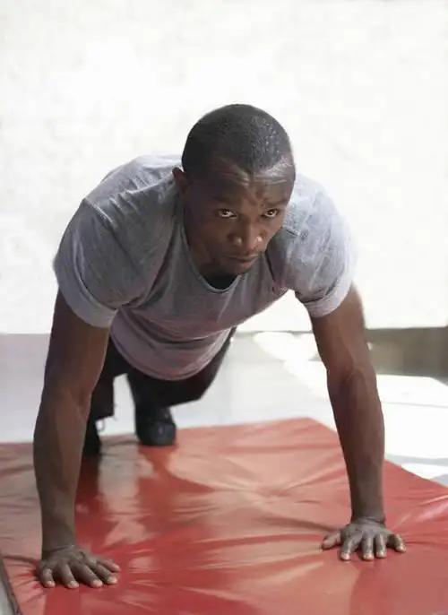 房,俯卧撑,竖图,室内,白天,正面,运动服,锻炼,运动,欧洲,非洲,黑人