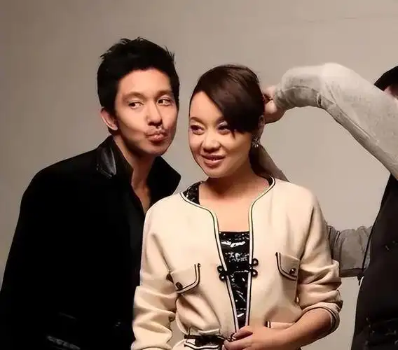 闫妮爆红前与丈夫离婚如今他再婚生子幸福她情路坎坷至今未婚