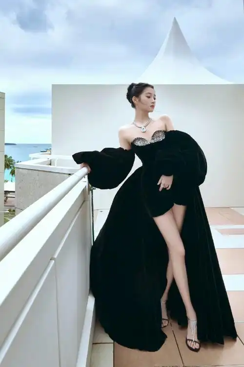 钟楚曦关晓彤红毯合照