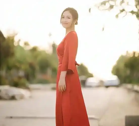 王威晒结婚照透妻子正脸,颜值高气质佳,好友杨幂录视频送祝福_身材