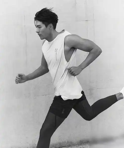 38岁玄彬变化真大满头大汗拍大片活力四射肌肉照曝光太性感