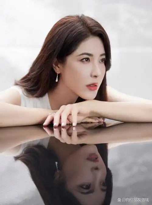 在这组照片中,曾黎展现出了她的美丽与百变.