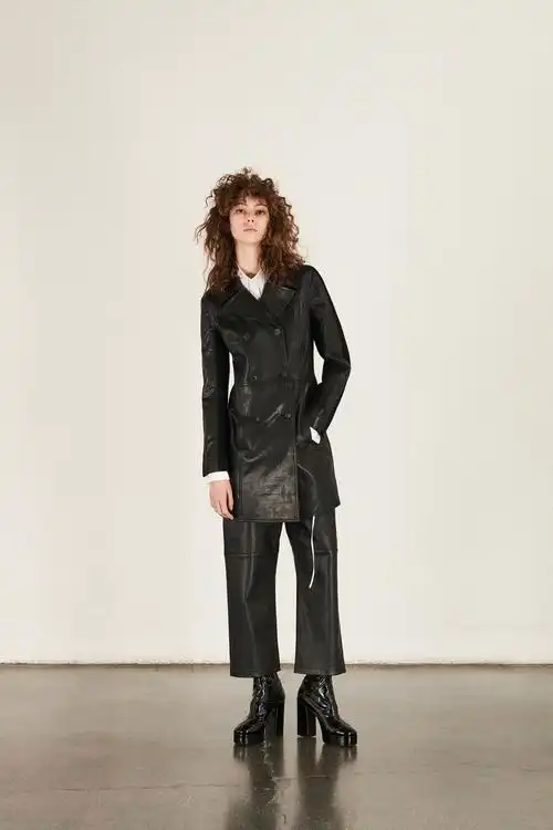 lookbook,此回更显街头与叛逆,从服装元素中大打车库摇滚风格,红黑