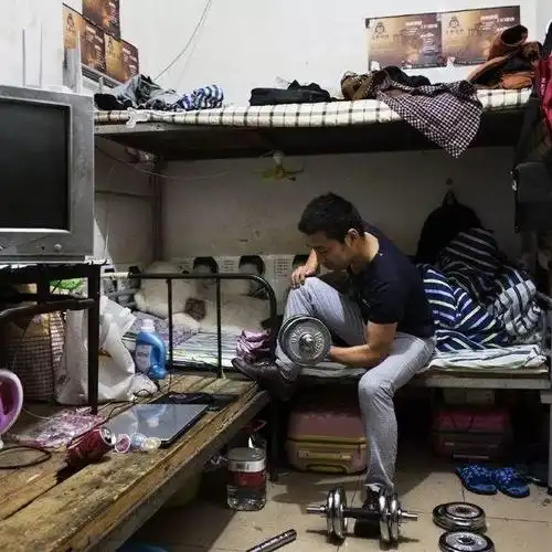 没见过香港的"棺材房",就别说自己过得不幸福