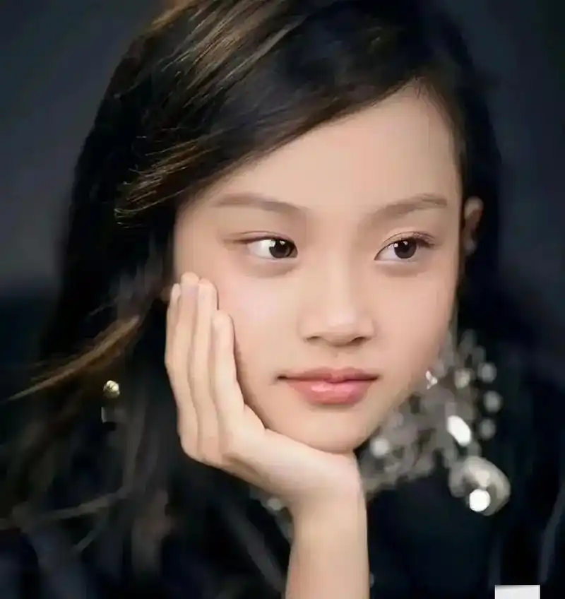 基因真是个神奇的东西,现在的甜馨长大了,越来越有她妈妈的样子.