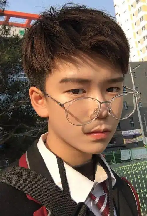 戴眼镜男生适合哪些短发,短发图片,发型图片