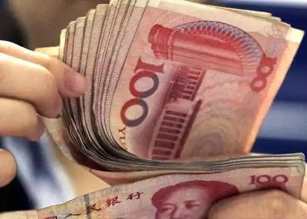 越南将大量成捆人民币在街上摆放着到底要干嘛看完你就明白了