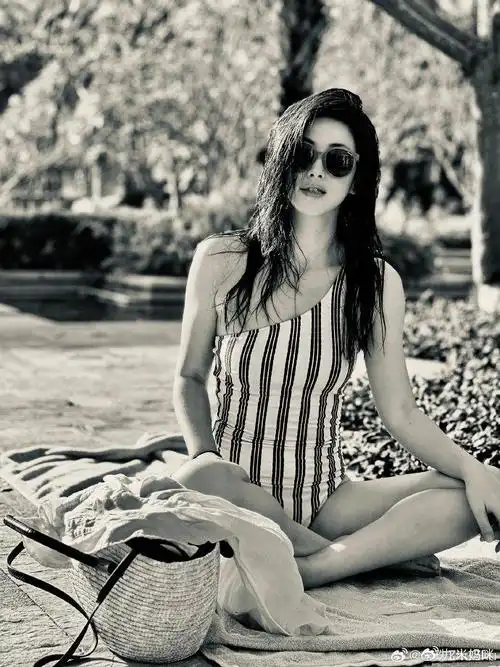 赘肉副乳朱珠晒泳装照引网友热议网友这也太真实了吧