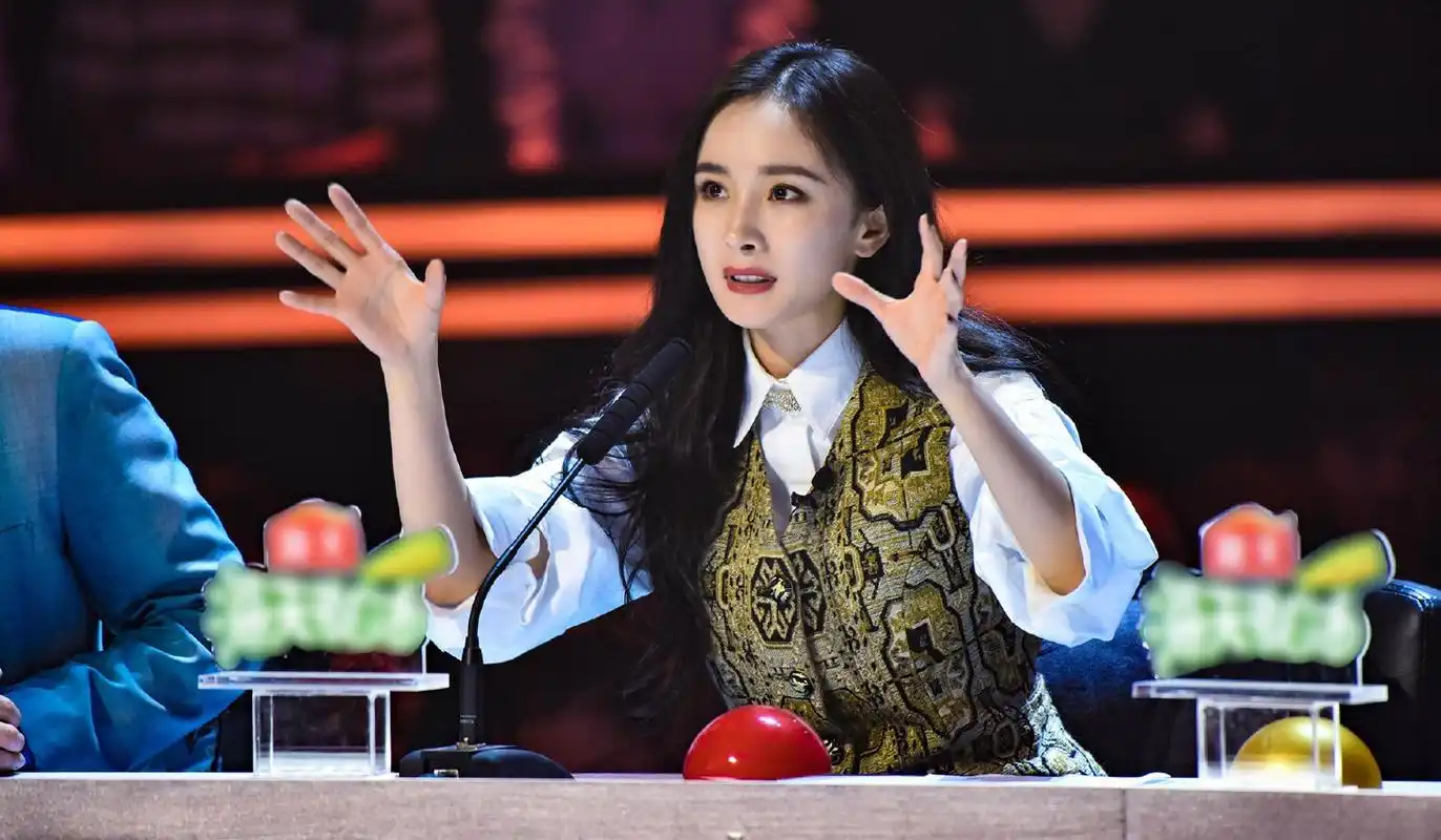 原创杨幂上节目挑战3种风格,华丽复古甜美灵动,真不愧是天生衣架子