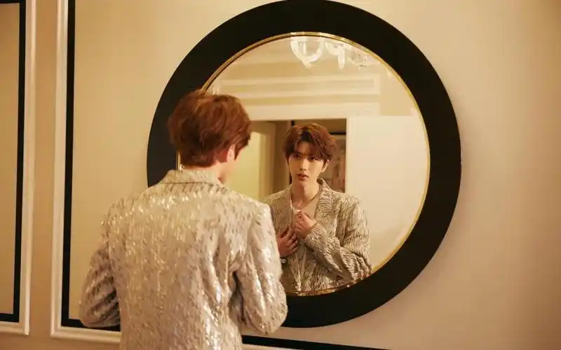 蔡徐坤闪光条纹西装帅气迷人写真,高清壁纸图片,大陆明星-回车桌面