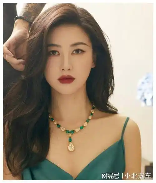 她凭什么迷倒法拉利太子?看完她压箱底的私照,我终于明白了