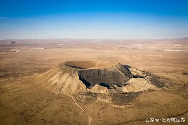 火山群是1亿多年前火山爆发形成的死火山,最近的一次喷发距今大约6000